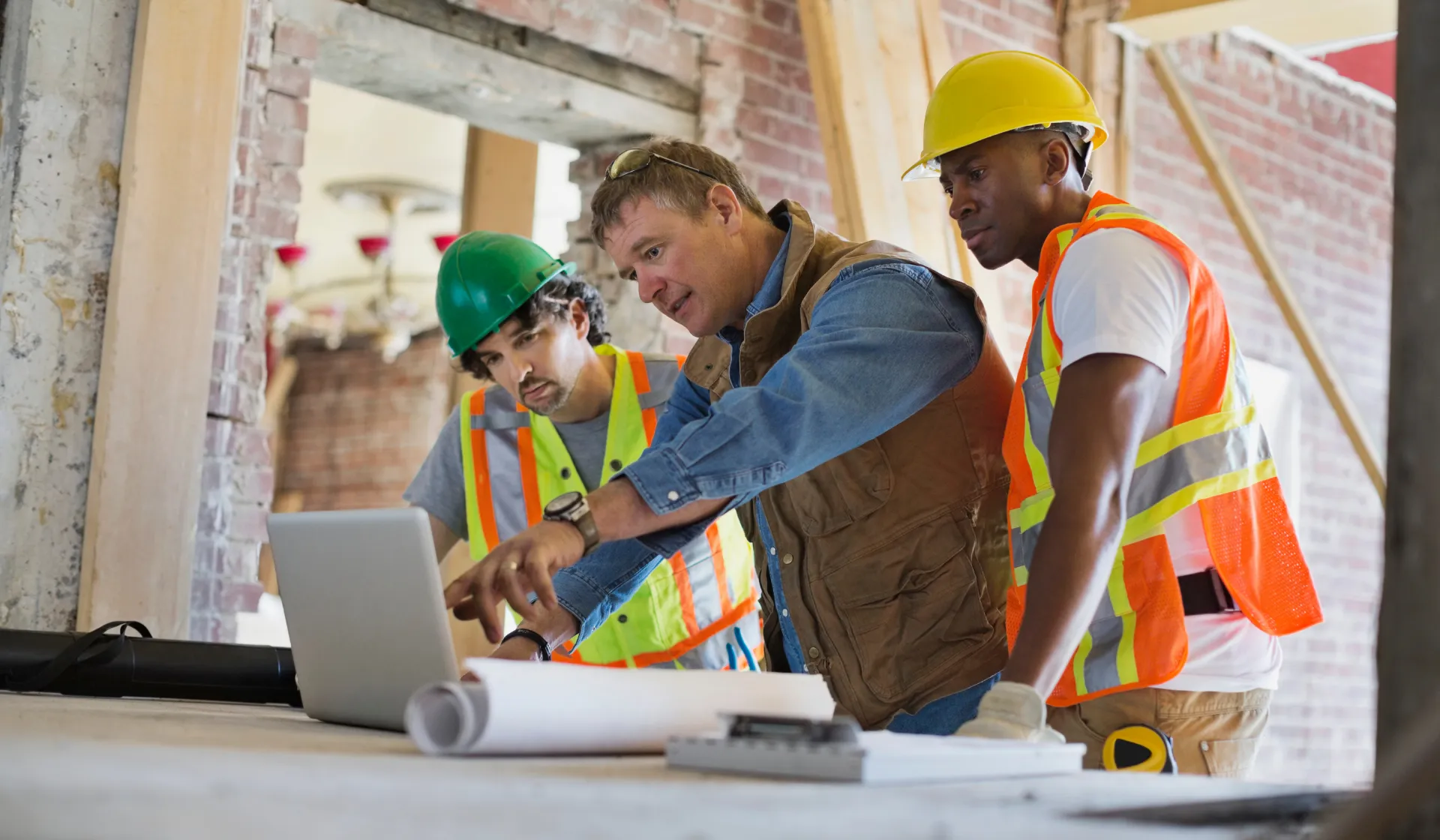 Tradesman contractor meeting homeowners after finding the business through LeadGulls digital marketing for tradesmen campaigns.